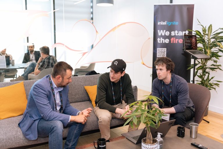 Lessons from the Burst of the Dot-Com Bubble: How Today’s Founders Can Thrive in the AI Boom